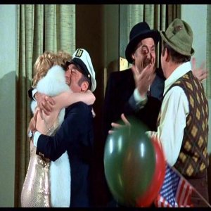 Bernadette Peters, Mel Brooks, Sid Caesar e Dom DeLuise in una scena de L'ULTIMA FOLLIA DI MEL BROOKS