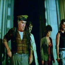 Ernest Borgnine, Harry Dean Stanton, Adrienne Barbeau e Kurt Russell in una scena di 1997: FUGA DA NEW YORK
