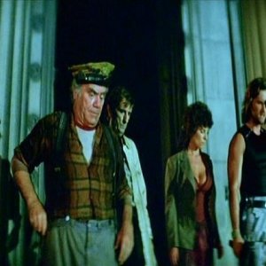 Ernest Borgnine, Harry Dean Stanton, Adrienne Barbeau e Kurt Russell in una scena di 1997: FUGA DA NEW YORK