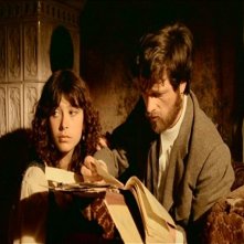 Francesca Marciano e Lino Capolicchio in una scena de LA CASA DALLE FINESTRE CHE RIDONO