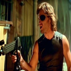 Kurt Russell e Adrienne Barbeau in una scena di 1997: FUGA DA NEW YORK