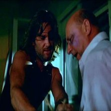 Kurt Russell e Donald Pleasence in una scena di 1997: FUGA DA NEW YORK diretto da John Carpenter