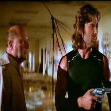 Kurt Russell e Donald Pleasence in una scena di 1997: FUGA DA NEW YORK