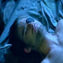 Un sexy Kurt Russell nei panni di Jena Plissken in una scena di 1997: FUGA DA NEW YORK