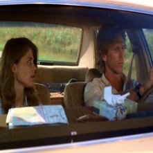 Linda Hamilton a Peter Horton in una scena di GRANO ROSSO SANGUE