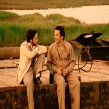 Lino Capolicchio e Gianni Cavina in una scena de LA CASA DALLE FINESTRE CHE RIDONO