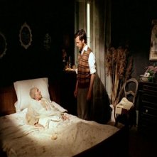 Lino Capolicchio in una scena de LA CASA DALLE FINESTRE CHE RIDONO