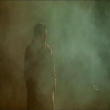 Lino Capolicchio in una scena de LA CASA DALLE FINESTRE CHE RIDONO