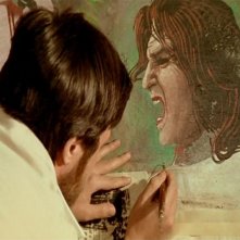 Lino Capolicchio in una scena de LA CASA DALLE FINESTRE CHE RIDONO