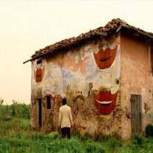 Lino Capolicchio in una scena de LA CASA DALLE FINESTRE CHE RIDONO