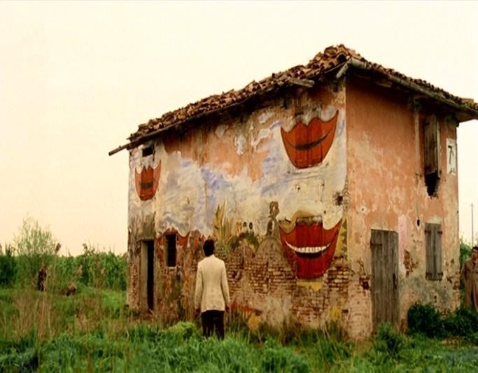 Lino Capolicchio in una scena de LA CASA DALLE FINESTRE CHE RIDONO