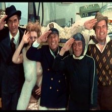 Sid Caesar, Bernadette Peters, Mel Brooks, Marty Feldman e Dom DeLuise in una scena de L'ULTIMA FOLLIA DI MEL BROOKS