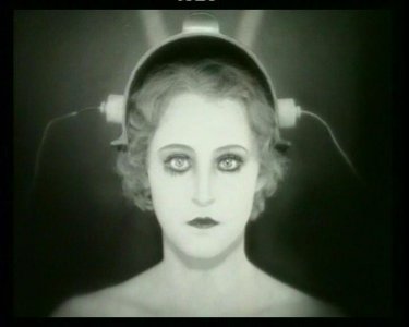 Brigitte Helm in una scena di METROPOLIS