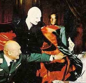 Mephisto diletta il suo protettore, 'il Generale'(nella realtà Hermann Goering), e la sua consorte, sua collega attrice