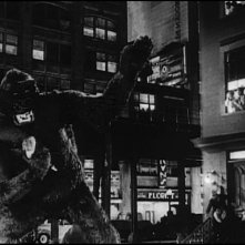 Panico in strada in una sequenza di King Kong