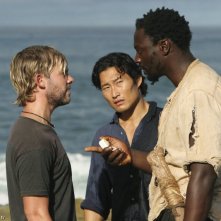 Dominic Monaghan, Daniel Dae Kim e Adewale Akinnuoye-Agbaje nell'episodio 10 della seconda stagione di Lost