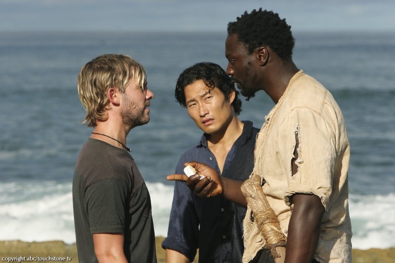 Dominic Monaghan, Daniel Dae Kim e Adewale Akinnuoye-Agbaje nell'episodio 10 della seconda stagione di Lost