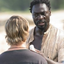 Dominic Monaghan con Adewale Akinnuoye-Agbaje in una scena dell'episodio 10 della seconda stagione di Lost