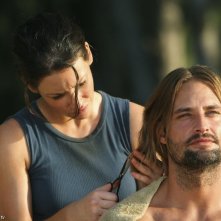 Evangeline Lilly accanto a Josh Holloway in una scena dell'episodio 10 della seconda stagione di Lost