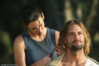 Evangeline Lilly accanto a Josh Holloway in una scena dell'episodio 10 della seconda stagione di Lost