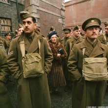 Judi Dench (al centro, in fondo) in Lady Henderson presenta