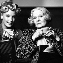 Kelly Reilly e Judi Dench in lady Henderson presenta