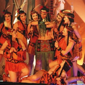 Lady Henderson presenta