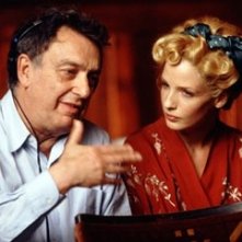 Stephen Frears e Kelly Reilly sul set di Lady Henderson presenta