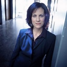 Annabeth Gish nei panni dell'agente Monica Reyes di X-Files