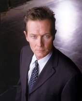 Robert Patrick nei panni dell'agente John Doggett di X-Files