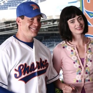 Steve Guttenberg e Krysten Ritter nel primo episodio della seconda stagione di Veronica Mars