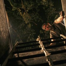 Matthew Fox in una sequenza dell'episodio 2x01 di Lost