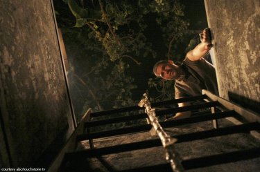 Matthew Fox in una sequenza dell'episodio 2x01 di Lost