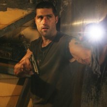 Matthew Fox in una scena dell'episodio 2x01 del serial Lost