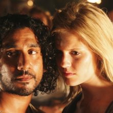 Naveen Andrews e Maggie Grace in una scena dell'episodio 2x01 di Lost