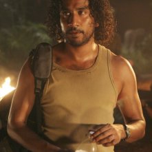 Naveen Andrews in una scena dell'episodio 2x01 di Lost