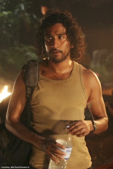 Naveen Andrews in una scena dell'episodio 2x01 di Lost