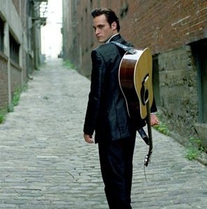 Joaquin Phoenix è Johnny Cash nel film Walk the Line