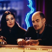 Monica Bellucci con Bernard Campan in una scena del film Per sesso o per amore?