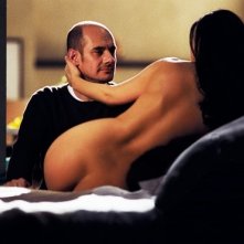 Bernard Campan e una splendida Monica Bellucci senza veli in una scena del film Per sesso o per amore?