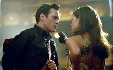 Reese Witherspoon e Joaquin Phoenix nel film Walk the Line - quando l'amore brucia l'anima