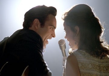 Reese Witherspoon e Joaquin Phoenix nella biopic musicale Walk the Line