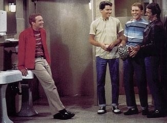 Ron Howard, Henry Winkler, Don Most ed Anson Williams in una scena di Happy Days