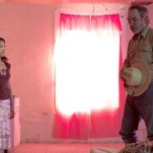 cecilia Suarez and Tommy Lee Jones in Le tre sepolture