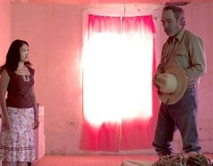 cecilia Suarez and Tommy Lee Jones in Le tre sepolture