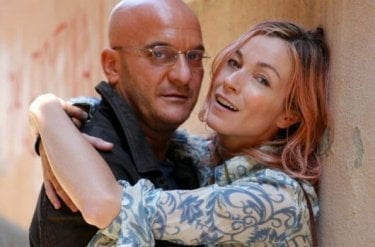 Stefania Rocca e Claudio Bisio ne La cura del gorilla