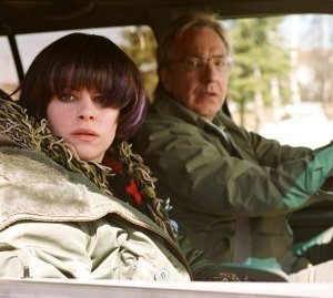 Alan Rickman e Emily Hampshire in una scena di Snow Cake