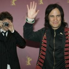 Berlinale 2006: Gael Garcia Bernal  e sullo sfondo, il regista Michel Gondry che fotografa... i fotografi!