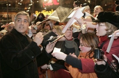 Berlinale 2006 George Clooney Firma Gli Autografi Ai Fans Fuori Al Berlinale Palast E Si E Trattenuto Per Un Ora 22562