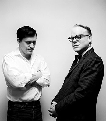 Una bella foto promozionale per Capote: Clifton Collins Jr. e Philip Seymour Hoffman